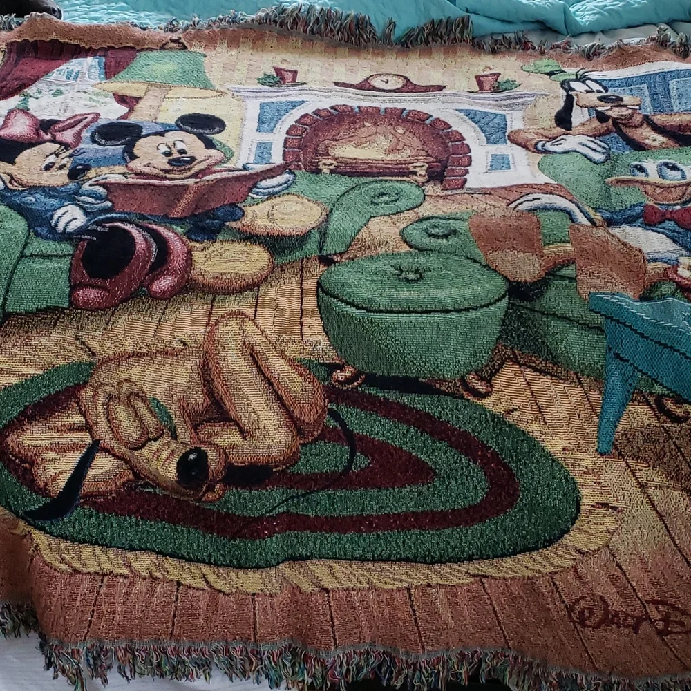 Walt Disney World Mickey's Holiday Gathering Woven Knit Throw 60X50